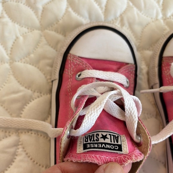 Converse Pink and White Low-Top Kids Sneakers Size 7 EUC! - Picture 9 of 9